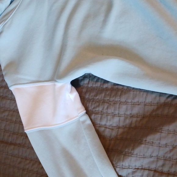 Sweatshirt. - Picture 2 of 4